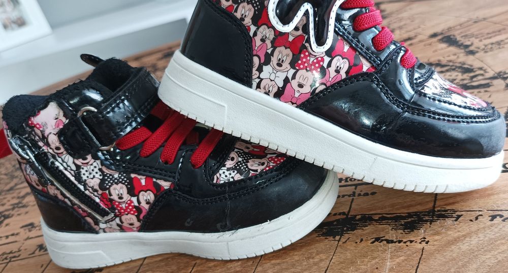 Детски обувки различни размери.