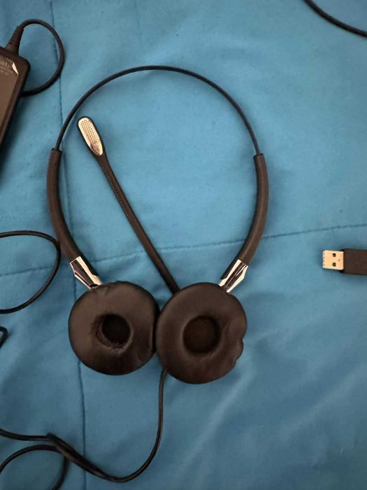 Jabra Biz 2400 II Ultra Noise-Cancelling с контролер за онлайн срещи