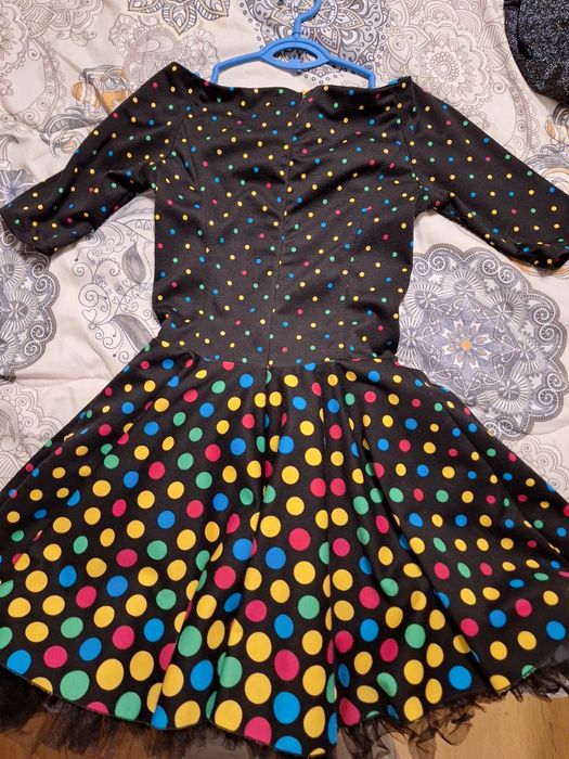 Рокля на точици.