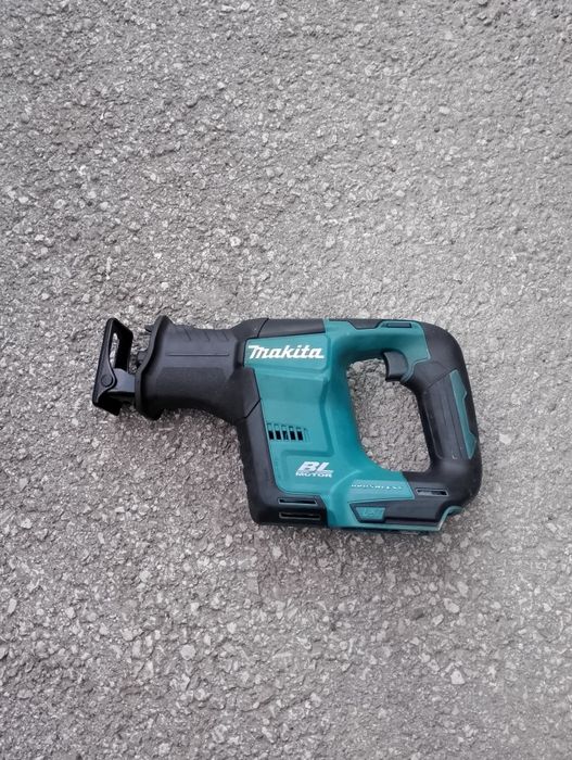 Безчетков саблен трион Makita 18волта