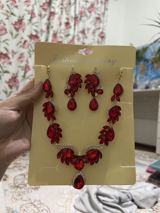 красное колье и сережки