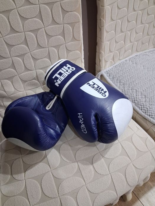 Продам боксерски перчатки 10 размер для юноши