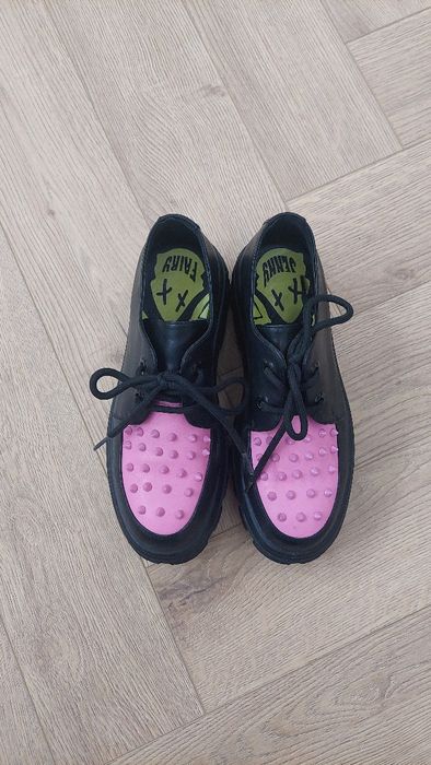 Обувки с декорация