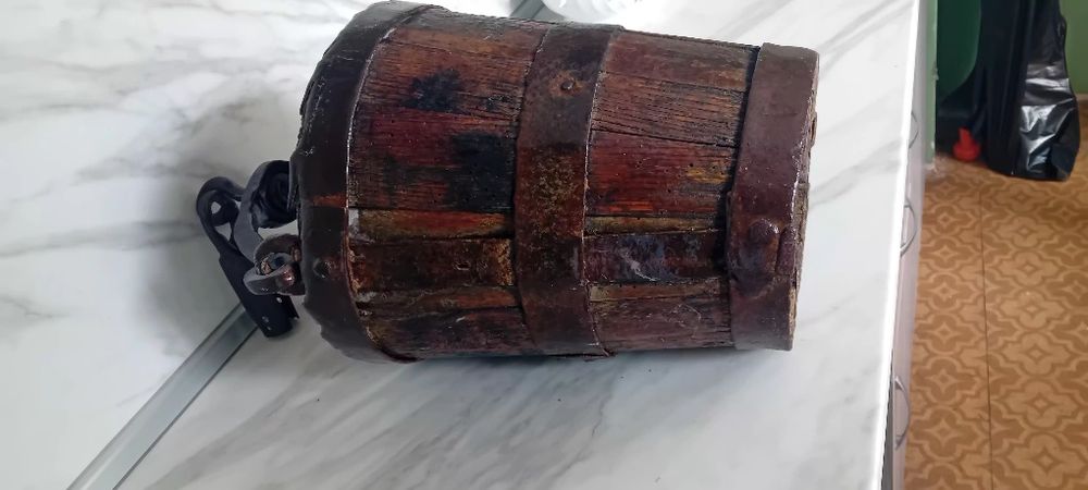 Голяма автентична кофа за вадене вода от геран.