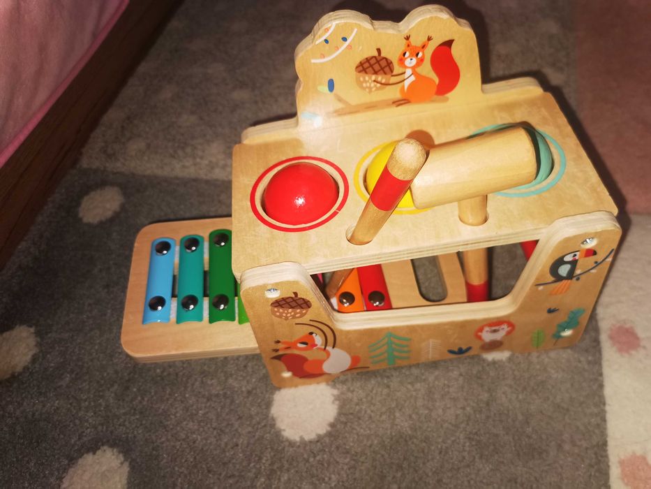 детска играчка с чукче и топки