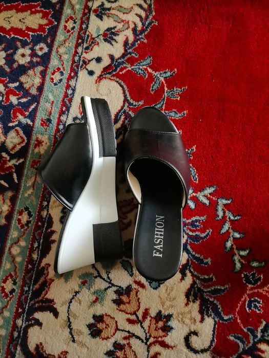 Дамски чехли; модел платформа