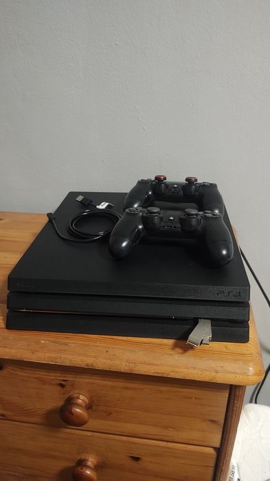 Vând PS 4 pro  , cu 2 manete