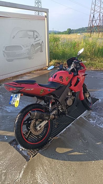 Vând motocicletă Honda 125cc, merge şi se prezintă bine.