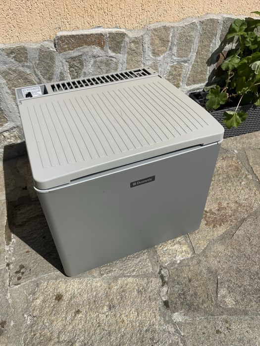 Хладилник Dometic на 12v , 220 и газ .