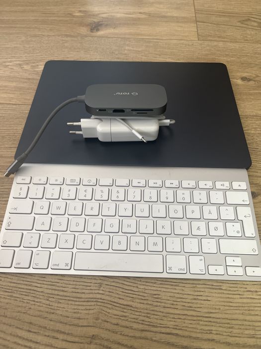 MacBook Air M3 2024 (display si tastatura defecta)