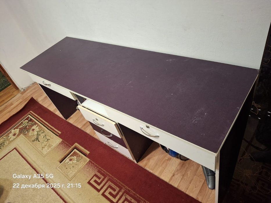 Стол письменный.