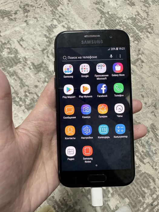 Телефон Samsung A3 (2017)