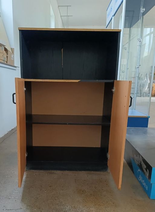 Мебель шкаф, стол письменый.