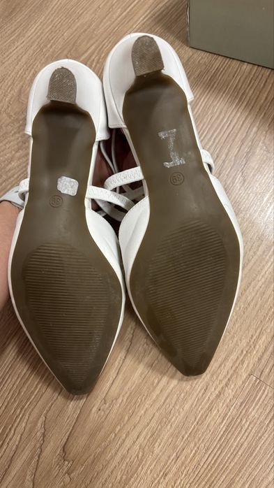 Бели официални обувки, 39 номер