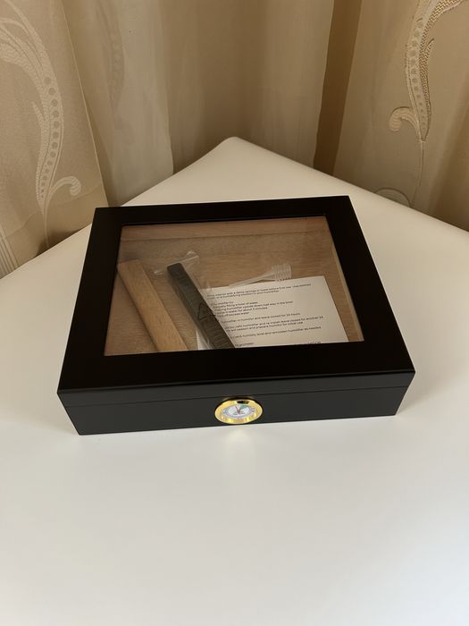 Хумидор за 20 пури – кедрово дърво, стъклен капак, хигрометър