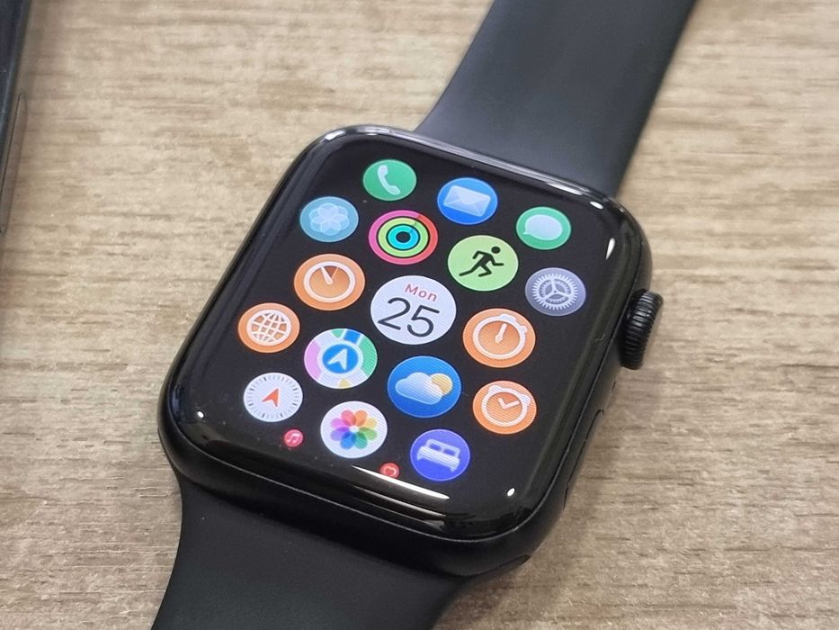 Apple watch SE 2 gen.  92% батерия