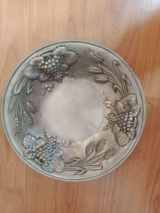 Geacă nouă damă de iarnă cu glugă Nr 46-48. Prețul 125 lei neg