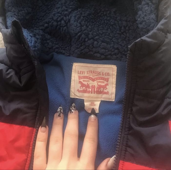 Продавам унисекс яке Levi’s