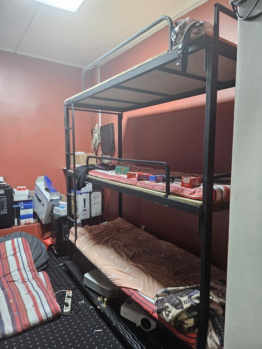 Трехъярусная кровать. Из металла. Крепкая. Можно сделать двухъярустную