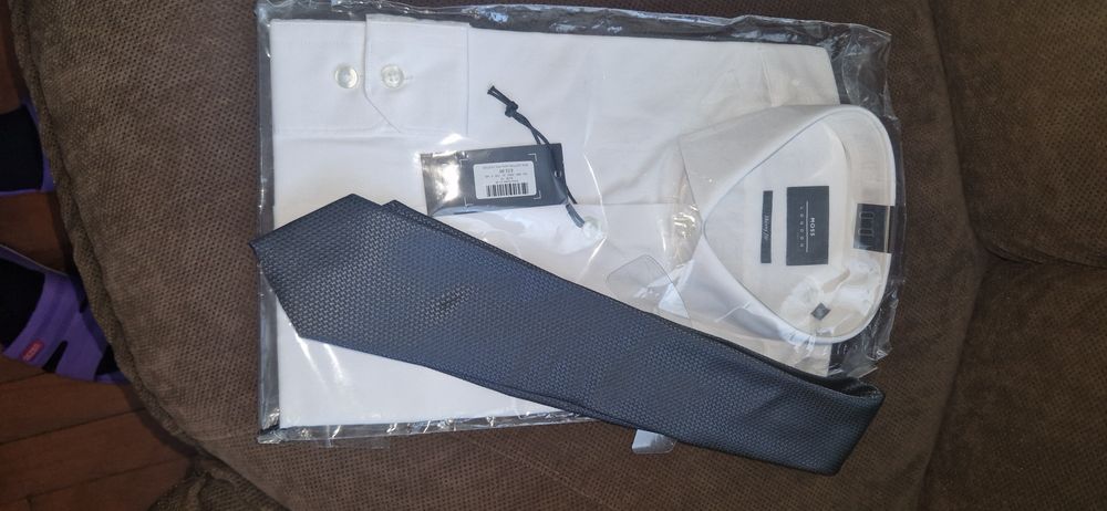 Мъжки костюм DKNY в комплект с вратовръзка и нова риза.