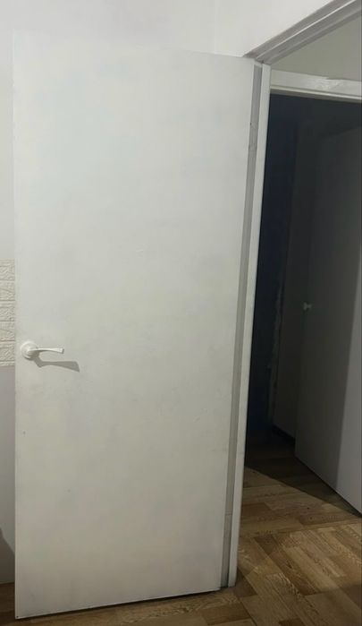Продам межкомнатные двери 5000