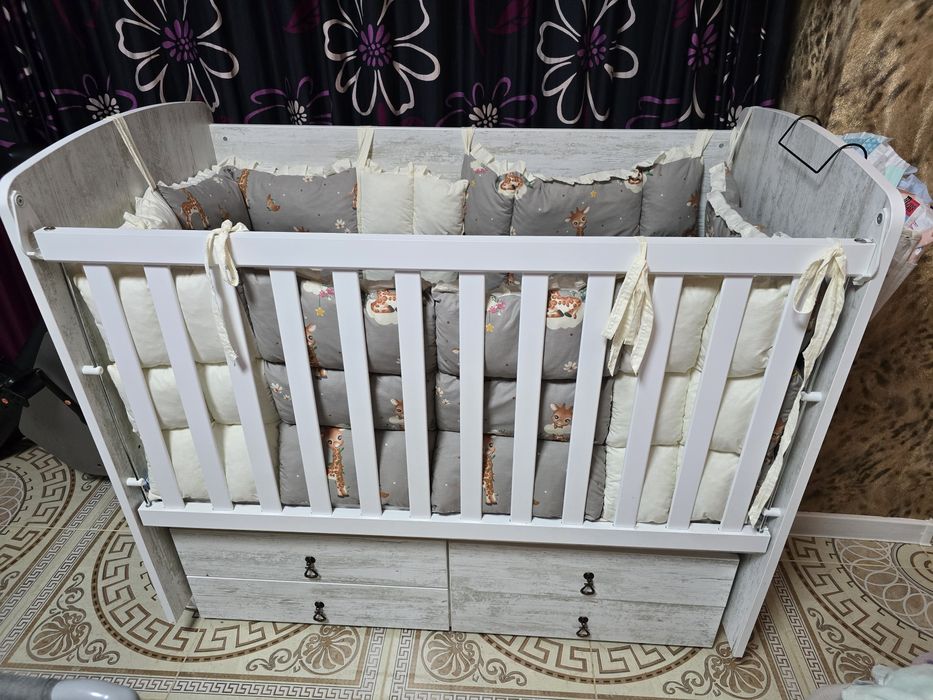 бебешка кошара
перфектно състояние
с опция люлка 
размери 60 на 120