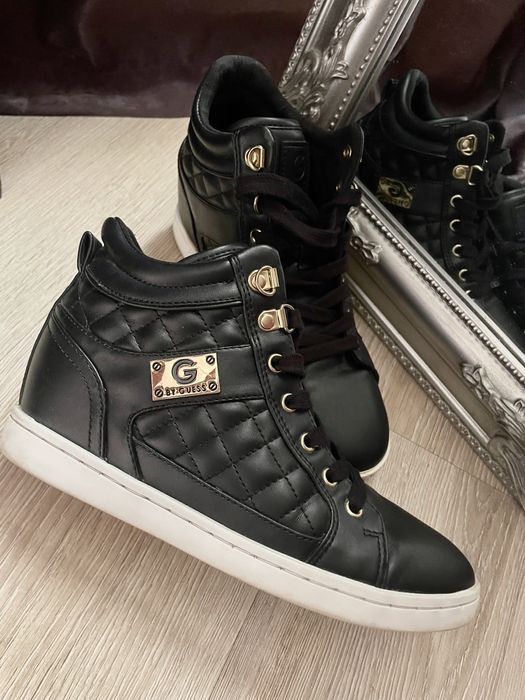 Кожени кецове с лека платформа Guess