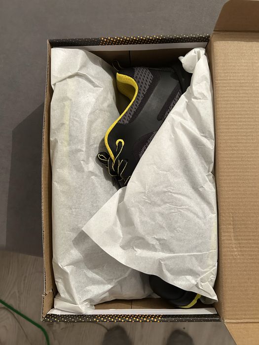 Продам новые кроссовки