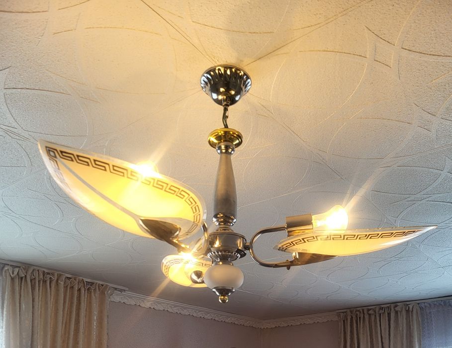 Люстра с лепестками