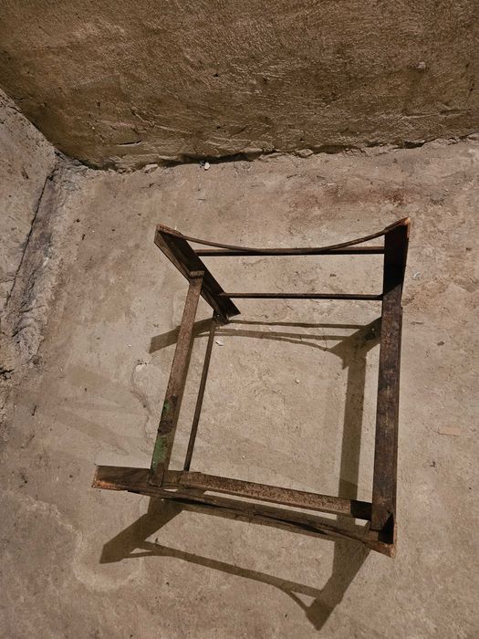 Продават се метални стойки за бъчви