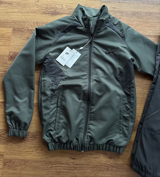 Мъжки,шушлеков екип Nike с масленозелено горнище и черно долнище