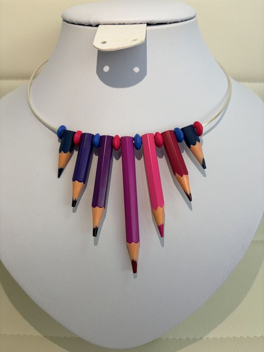 Colier handmade din creioane colorate