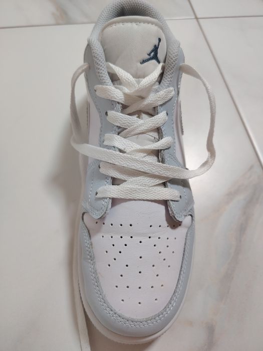 Vand adidasi Nike
