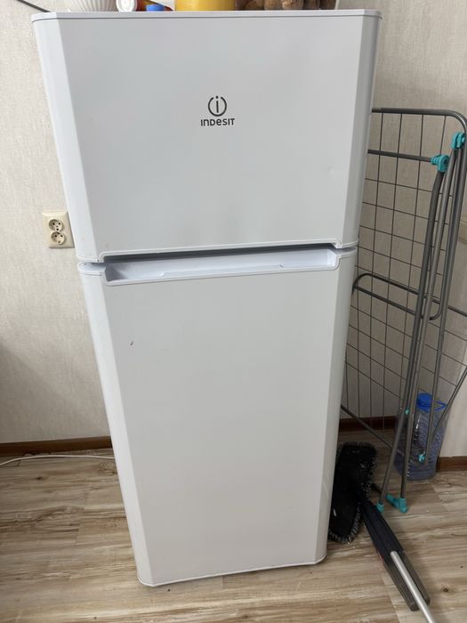 Холодильник Indesit с морозилкой