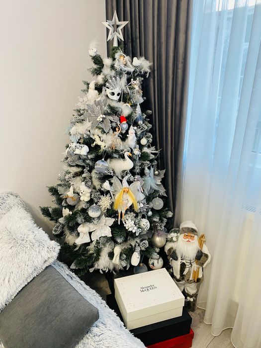 Brad artificial cu tot cu decoratiuni