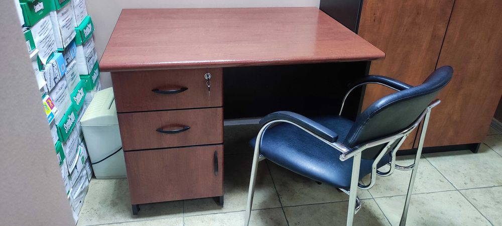 Офисный стол с креслом