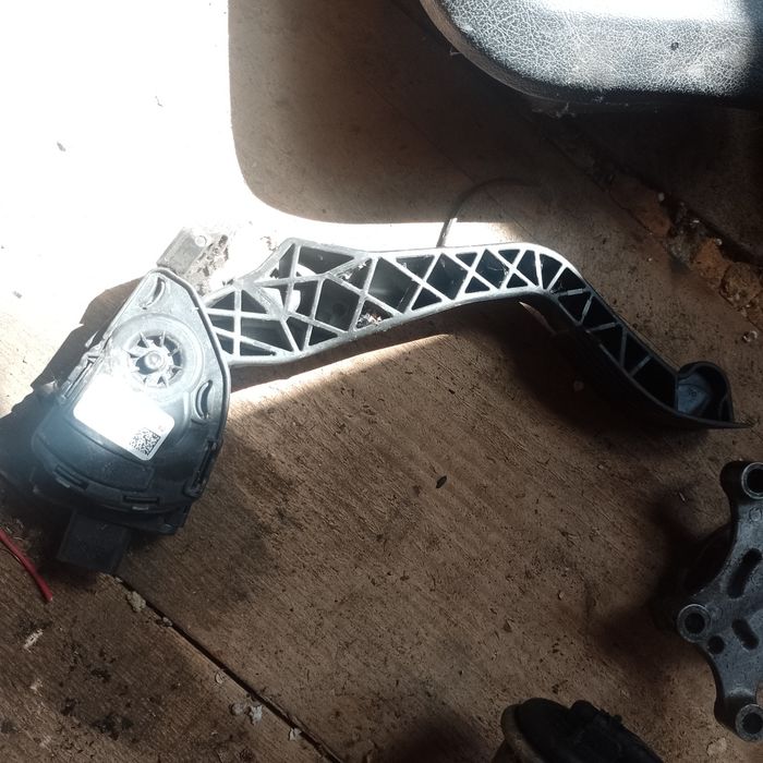 Vând piese Peugeot 207 1.4 hdi