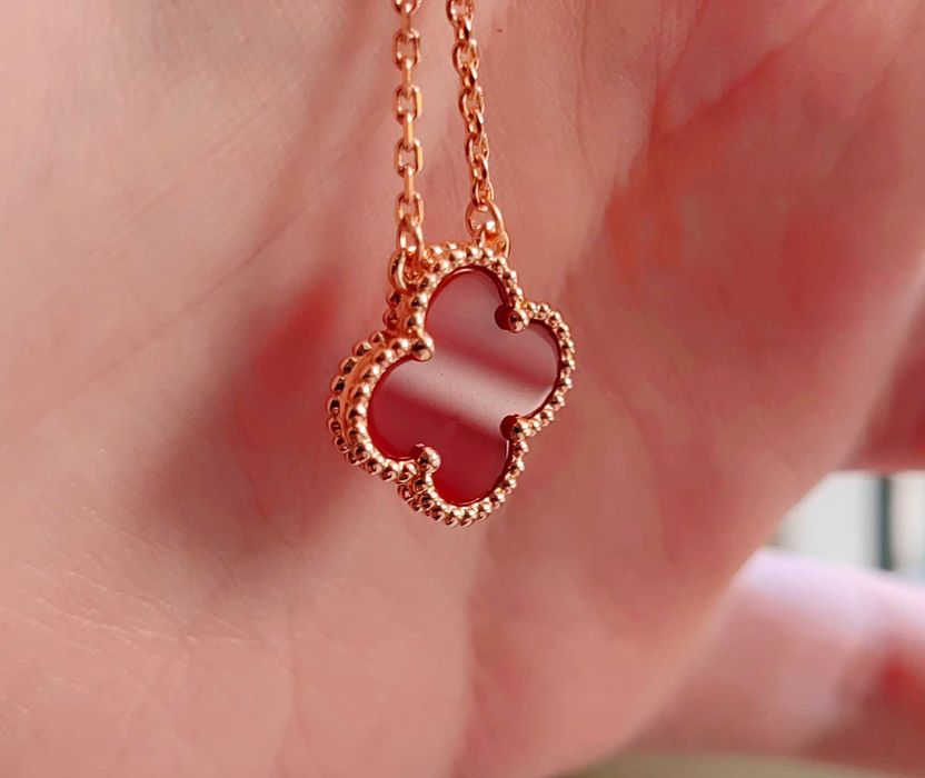 Дамско колие с детелина от червен карнелин на Van Cleef & Arpels VCA