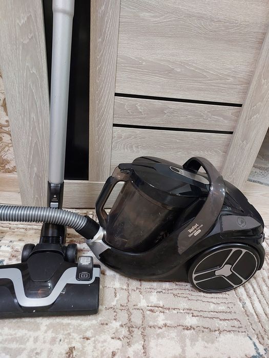 Пылесос фирмы"Tefal"В хорошем сострянии Работает отлично Торг уместет