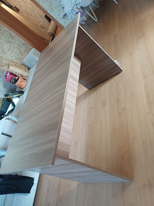 Қоңыр түсті парта сатылады. Размері 120×60.