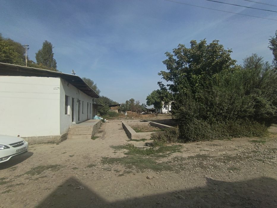Uchastka sotiladi 6 sotix 3 xona