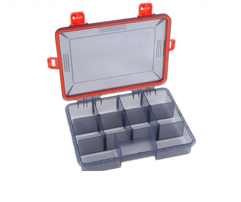 Сива кутия за рибарски принадлежности с оранж. 26 на 16, 5 сантиметра.