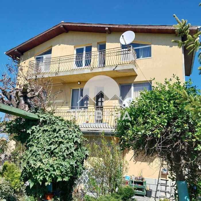 Продавам триетажна къща в с.Куманово, обл. Варна