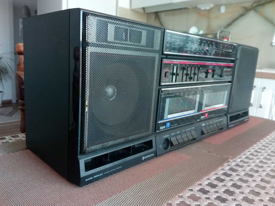 Антикварен модел радиокасетофон-Hitachi.За ремонт,майстор,части.