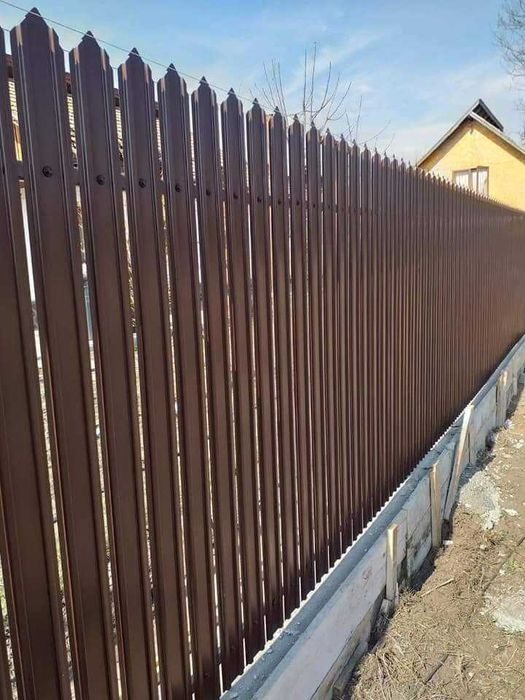 Garduri si porti de diferite modele si dimensiuni (sipca metalica, panou stil jaluzele, tabla cutata, plasa bordurata, BCA sau beton si alte modele)