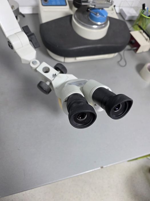 Microscop fino pentru tehnică dentară.