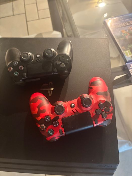 PS4 Pro 1TB + 2 контролера + 8 игри