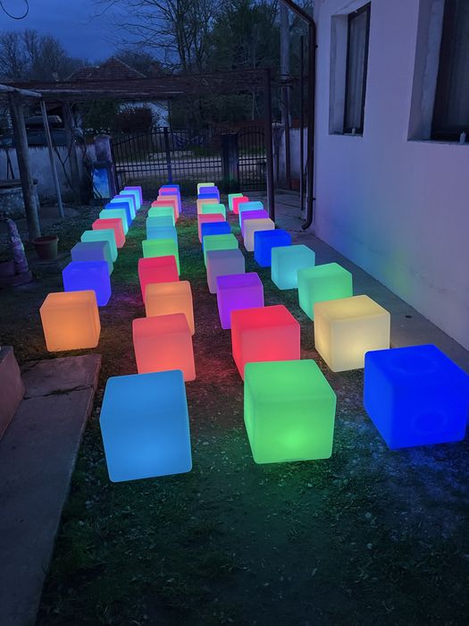 Cuburi luminoase LED RGBW pentru evenimente.