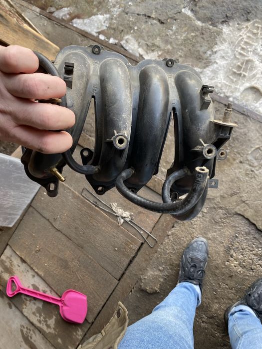 Впускной колектор  шкода 1.6