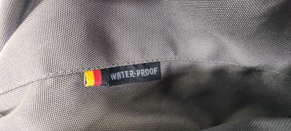 Vând geaca, oglinzi moto și o pereche de mănuși moto proanti noi.